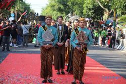 Pakai Baju Pengantin Adat Jawa, Pria Bule Persia Ikut Klaten Lurik Carnival
