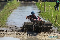 Peserta dari Sragen Ikut Nyemplung Sawah Balap Traktor di Kebonarum Klaten