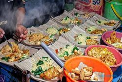 Kuliner Unik! Ada Mi Goreng Penyet di Surabaya, Seporsi Cuma Rp12.000