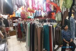 Sepi Pembeli, Pedagang Baju di Pasar Kota Wonogiri Lebih Banyak Tidur di Kios