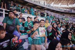 Ada Tribune Keluarga di Stadion GBT Surabaya, Anak Nyaman Nonton Laga Persebaya