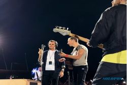 Roger Federer Duet Bareng Coldplay di Konser Swiss
