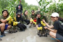 Sharp Indonesia Tanam Mangrove Wujud Rehabilitasi Ekosistem Karbon Biru