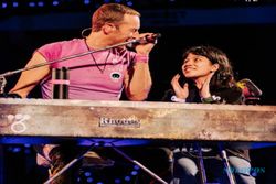 Penggemar dari Indonesia Diajak Naik Panggung Konser Coldplay Copenhagen 2023