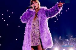 Taylor Swift Peluk Travis Kelce setelah Konser Eras Tour di Argentina