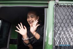 Tangan Diborgol, Selebgram Konten Makan Babi Umbar Senyum ke Wartawan