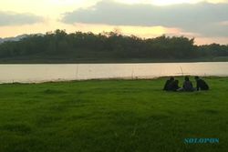 Nyantai Sore di Waduk Tandon Selogiri Wonogiri, Hamparan Rumputnya Bikin Betah