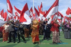 Tari Maumere & 10.000 Bendera Merah Putih Meriahkan Upacara HUT RI di Sukoharjo