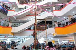 Serunya Panjat Pinang di Atrium Solo Grand Mall, Hadiah Sembako hingga Sepeda