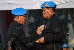 Momen Panglima TNI Terima Baret dan Brevet Kehormatan dari Paspampres