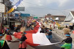 Karnaval Suruh Semarang, Siswa SD Islam Ar Rahmah Bentangkan Bendera 100 Meter