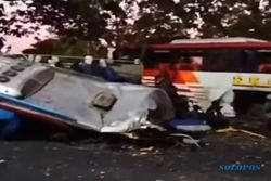 Ngeri! Sugeng Rahayu Vs Eka Adu Banteng di Ngawi, Atap Bus Sampai Terlepas