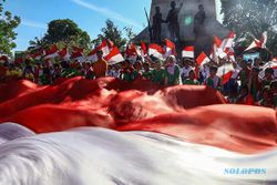 Serunya Aksi Ratusan Siswa Cuci Bendera Merah Putih di Monjari Solo