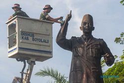 Sambut HUT Kemerdekaan RI, Anggota Kodim Boyolali Bersihkan Patung Soekarno