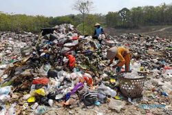 Kala Para Lansia di Tanggan Sragen Menghabiskan Masa Tua Bersama Sampah