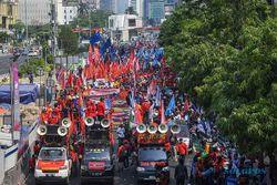 Ribuan Buruh Demo di Jakarta Tuntut Kenaikan Upah dan Cabut Omnibus Law