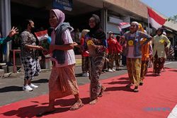 Aksi Buruh Gendong Tampil Bak Model Meriahkan Fashion Show Kebaya di Magelang