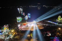 Gemerlap Lampu Warna-warni Semarakkan Festival Perahu Rakit di Rawa Jombor