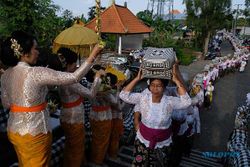 Potret Tradisi Mapeed, Rangkaian Persembahyangan Hari Raya Galungan di Bali
