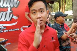 Pasang Stiker Jokowi-Ganjar, Gibran: Meneng-Meneng Wae, Ndak Mbok Tutke