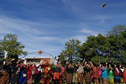 Mengenakan Kostum Adat Nusantara, ISI Solo Gelar Upacara Peringati HUT ke-78 RI