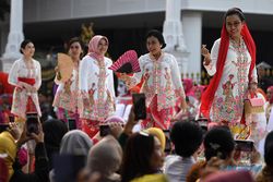 Keren! Menteri Jokowi Hingga Aktris Tampil Bak Model di Acara Istana Berkebaya