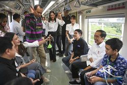 Jokowi Jajal LRT Jabodebek Bareng Artis, Ada Cak Lontong Hingga Nirina Zubir