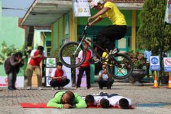 Aksi Freestyle Komunitas B2W Kampanyekan Gerakan Bersepeda ke Sekolah di Klaten