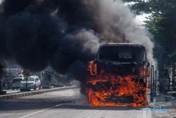 Bus Bawa Rombongan Wisata Asal Boyolali Terbakar di Jalan Solo-Jogja Sukoharjo