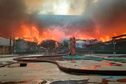 Penampakan Kobaran Api Kebakaran Gudang Kain di Manang Sukoharjo