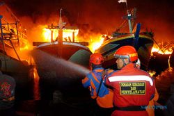 Penampakan Kebakaran Puluhan Kapal Nelayan di Pelabuhan Jongor Tegal