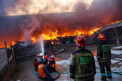 Pemadaman Api di Gudang Kain Grogol Sukoharjo Butuh Waktu Lebih dari 10 Jam