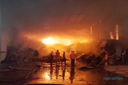 Pabrik Kertas di Wonogiri Terbakar Hebat, Petugas Masih Berjibaku Padamkan Api
