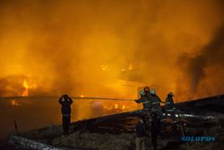 Kebakaran Landa Pasar Sadang Serang Bandung, Ratusan Kios Ludes Terbakar