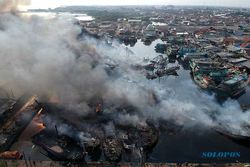 Penampakan Udara Kebakaran Puluhan Kapal Nelayan di Pelabuhan Jongor Tegal
