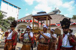 Kirab Puluhan Pusaka Semarakkan HUT ke-6 Museum Keris Nusantara Solo