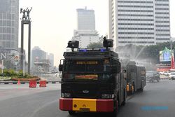 Kurangi Polusi Udara, Mobil Water Canon Semprot Jalan Protokol di Jakarta