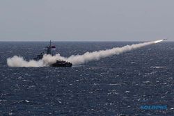 Kapal Perang TNI AL Tembakkan 4 Rudal dalam Latgab TNI di Laut Jawa