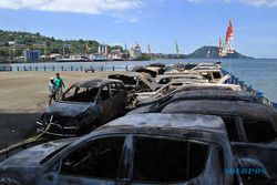 12 Mobil Sitaan dari Anggota Dewan Nonaktif Terbakar di Kantor DPRD Papua