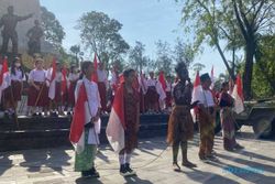 Peringati HUT ke-78 RI, Ratusan Siswa Kibarkan Bendera Merah Putih di Monjari