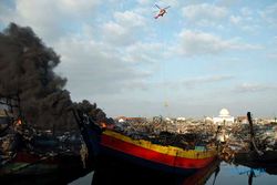 BNPB Kerahkan Helikopter Water Bombing Bantu Pemadaman Kebakaran Kapal di Tegal