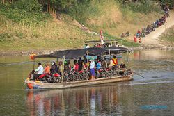 Perahu Penyeberangan Sungai Bengawan Solo di Tuban Kembali Beroperasi