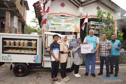 PLN Peduli Bantu UMKM Ibu-Ibu Korban PHK di Semarang dengan Motor Listrik