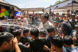 Momen Prabowo Main Air Bareng Anak-anak Usai Resmikan Sumur Bor di Gunungkidul