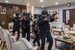 Simulasi Pengamanan Tamu Negara Jelang KTT ke-43 ASEAN di Jakarta