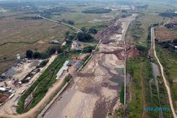Penampakan Sungai Cipamingkis di Bogor Mengering Dampak Kemarau