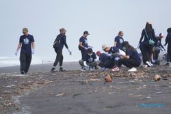 HUT ke-13, Saraswanti Indoland Development Bersih-Bersih Pantai Pelangi