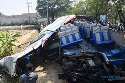 Hancur! Begini Kondisi Bus Eka dan Sugeng Rahayu Pascakecelakaan Maut di Ngawi