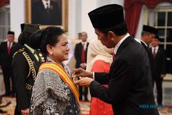 Momen Presiden Jokowi Anugerahkan Bintang Adipradana ke Ibu Negara Iriana