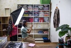Pasar Sepi Pengunjung, Pedagang Fesyen di Solo Genjot Penjualan Lewat Online
